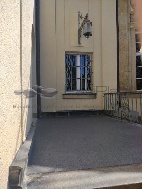Eingangsbereich einer historischen Villa, elastische Polyurethanbeschichtung mit Naturgranit-Einstreuung